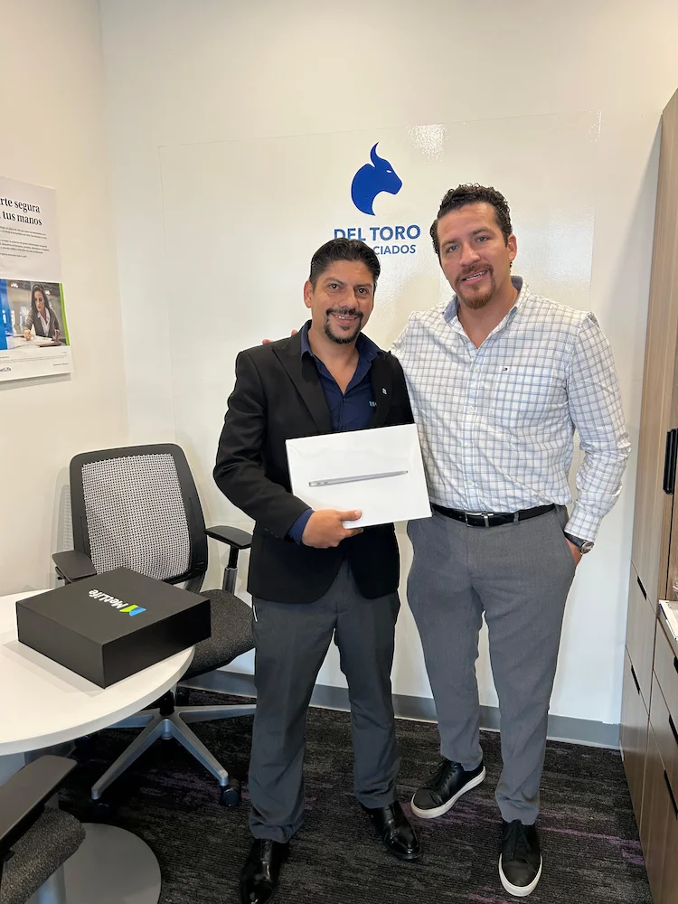 Camino a la excelencia: Agente ganador de una MacBook Air